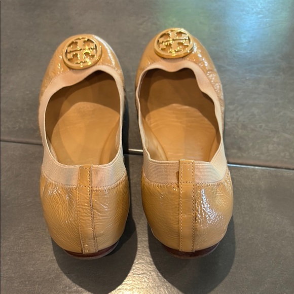 Tory Burch  Caroline Beige Patent Leather Ballet Flats - Picture 3 of 7